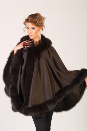 mod. 663/C Mantella con cappuccio 100% puro Cashmere e bordure vera Volpe